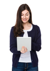 Naklejka premium Young woman use of the tablet pc