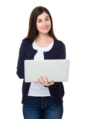 Naklejka premium Brunette woman use of the laptop computer