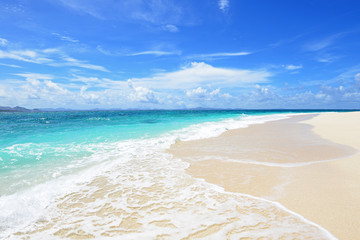 Obraz premium 沖縄の美しい海とさわやかな空