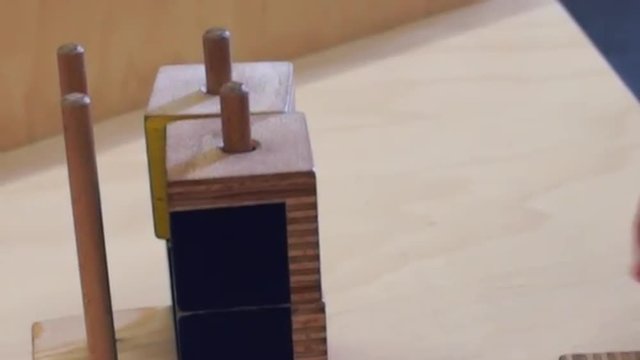 Geschicklichkeitsspiel mit 12 farblich gekennzeichneten Holzw&uuml;rfeln