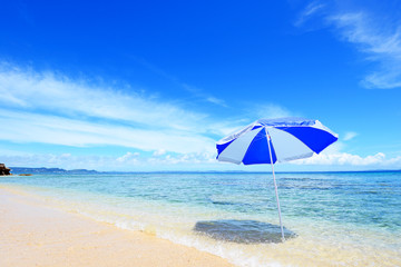 沖縄の美しい海とビーチパラソル