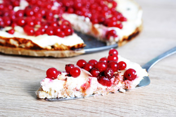 Curd pie with red currant