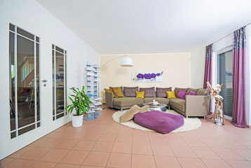 großes Wohnzimmer mit modernen Möbeln