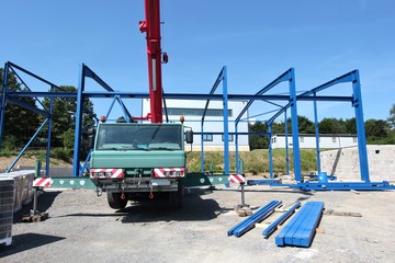 Mobilkran auf einer Baustelle