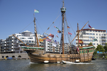 BRISTOL, ENGLAND - JULY 19: The replica sail ship The Matthew fe - obrazy, fototapety, plakaty