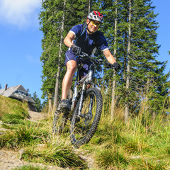 Fototapeta premium Downhill im Wiesengelände