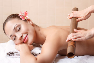 Obraz na płótnie Canvas Professional massager making massage 