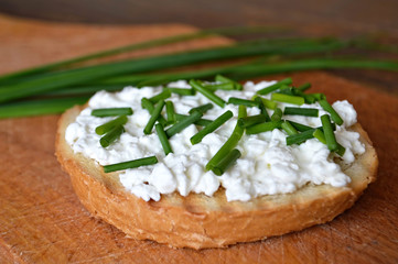 Toast with cottage cheese and chives 