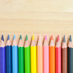 Obraz premium Color pencils on wooden table