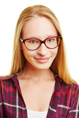 Lächelnde junge Frau mit Nerd Brille