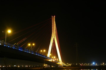 Fototapeta na wymiar Most linowy im. Jana Pawła II w Gdańsku , zrobiony nocą.