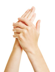 Frau beim Eincremen ihrer Hände