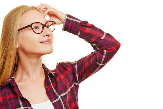 Frau schaut optimistisch in die Zukunft