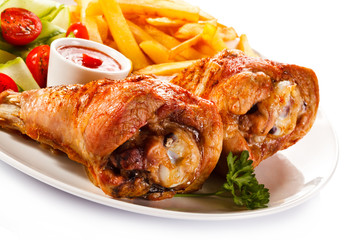 Grilled turkey thighs with chips and vegetables 