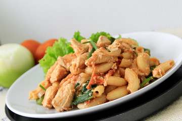 Fried macaroni with chicken and tomato sauce