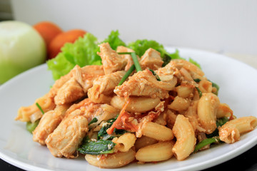 Fried macaroni with chicken and tomato sauce