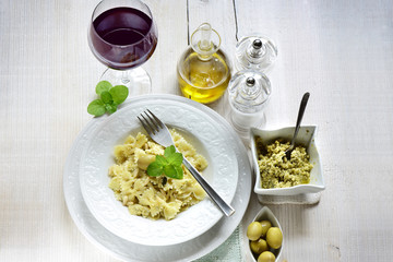 pasta fredda farfalle alle olive e pinoli