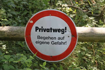 Privatweg - Begehen auf eigene Gefahr