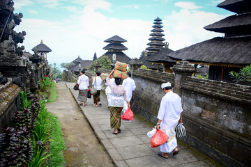 Fototapeta premium Balinese people walk in traditional dress in Pura Besakih