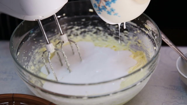 Blender stir and whip sugar and cream into cheese for cheesecake dessert