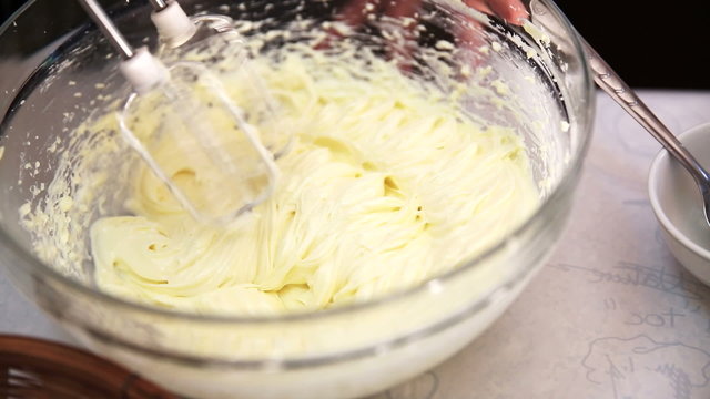 Blender stir and whip sugar and cream into cheese for cheesecake dessert