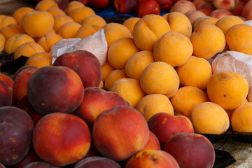 two different peaches types on marketplace