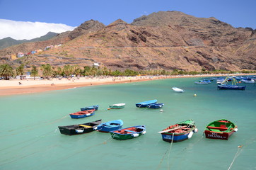 Kolorowe łodzie rybackie na plaży Teresitas na Teneryfie - obrazy, fototapety, plakaty