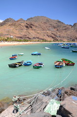 Kolorowe łodzie rybackie na plaży Teresitas na Teneryfie - obrazy, fototapety, plakaty