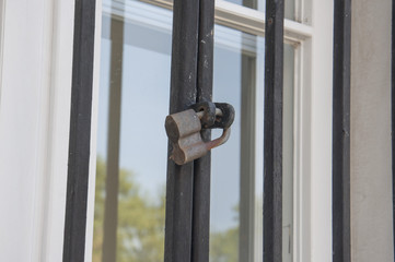 замок на оконной решетке