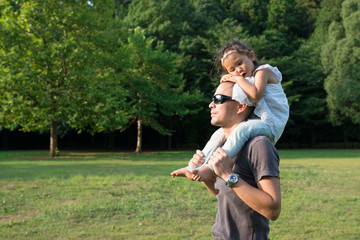 肩車をする親子