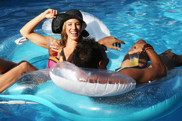 Schöne Frau während einer Party im Pool