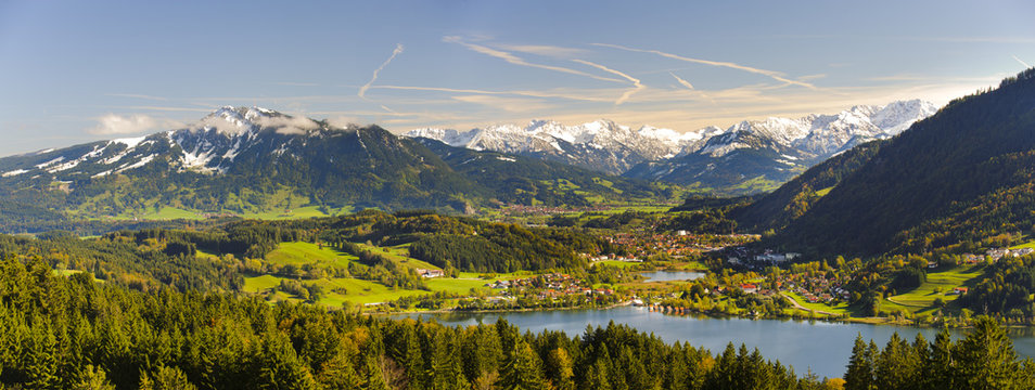 Panorama Landschaft in Bayern mit Berge der Alpen