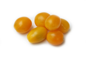 pomodorini gialli tondi su ciotola su sfondo bianco