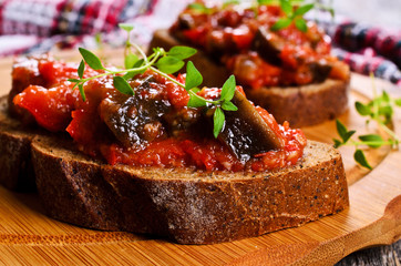 Toast with vegetables