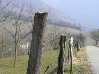 Barrière en bois dans la campagne ardéchoise, Provence, France