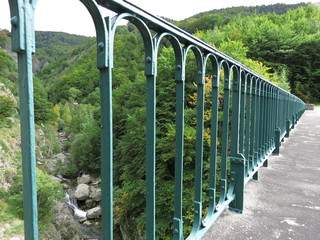 Garde-fou métallique d'un pont en Ardèche, Provence, France