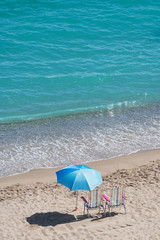 Fototapeta na wymiar sunbeds and umbrellas in front of the sea mediterranean