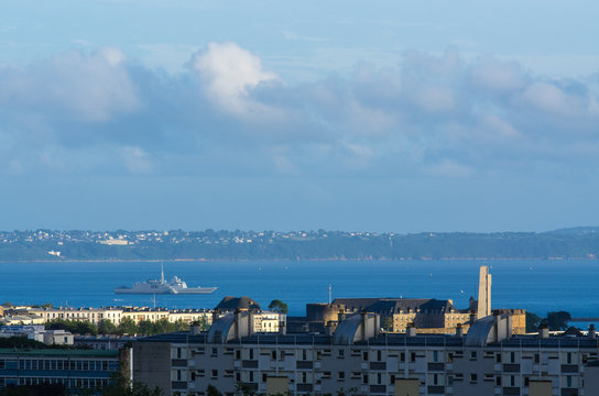Fr&eacute;gate dans la rade de Brest