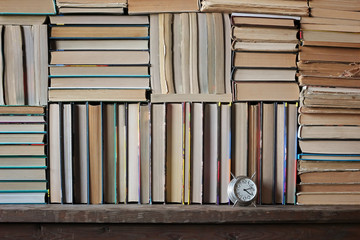 Фон из книг. Книги крупным планом. Книги на полке.