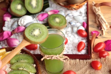 Oat flakes with fruit, kiwi, orange, tomato and kiwi juice.