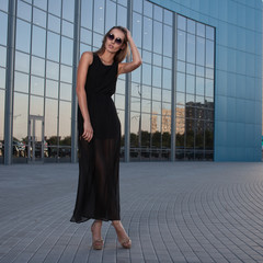 Fototapeta na wymiar fashionable woman on urban background