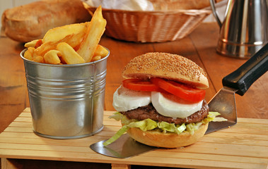 Combo de hamburguesa con queso mozzarella y patatas fritas.