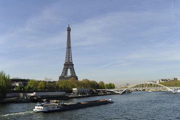La péniche le pont et la tour Eiffel, Paris en région Île-de-France, France	