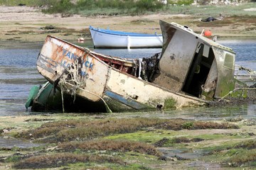 cimetière de bateau dans l'arrière-port du guilvinec,bretagne