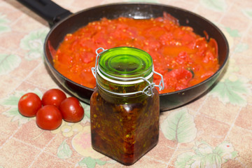 Sugo di pomodoro fresco in cottura, padella sul fuoco, fornelli