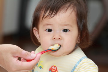 離乳食を食べる赤ちゃん(0歳児)