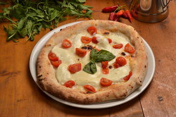Pizza margarita en ambiente rustico.