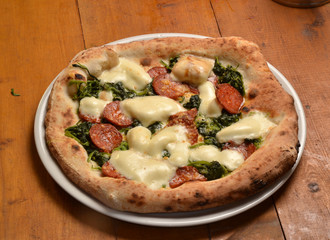 Pizza con salchicha recien horneada.