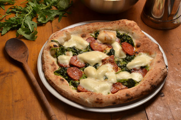 Pizza con salchicha recien horneada.