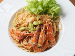 Spaghetti with fried shrimps and mushroom sauce